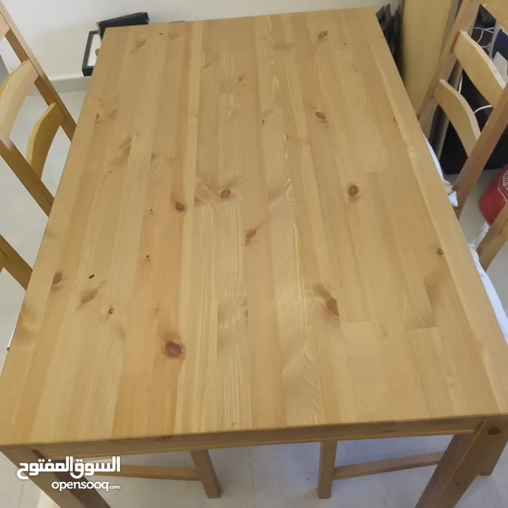 طقم جلوس وطاوله صغيره من ايكيا مع  4 كراسي للبيع