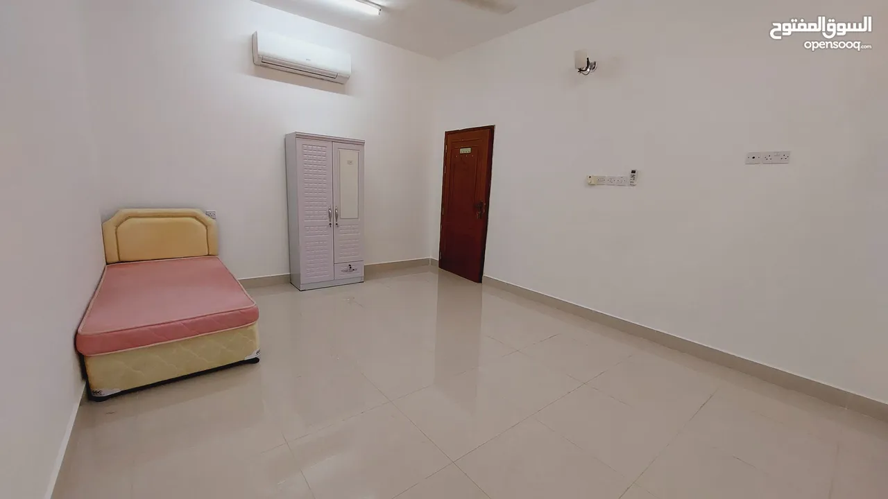 غرفة مؤثثه في سكن راقي للشباب العمانين (شامل الخدمات )