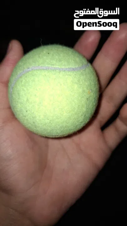كرة تنس صفراء اللون استعمال خفيف جميلة جدا
