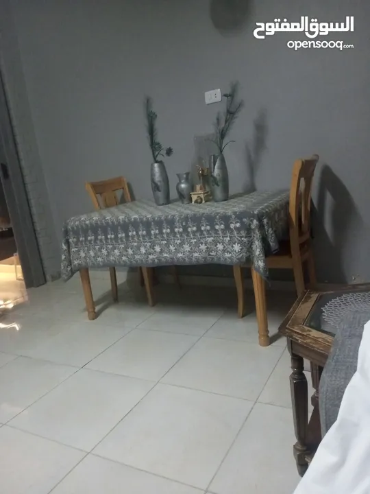 طاولة صفرا خشب زان بالكامل مع كرسيين