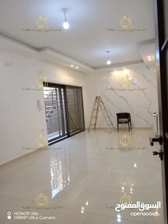 شقة فاخرة كأنها لم تسكن موقع مميز مع ترس ومدخل مستقل