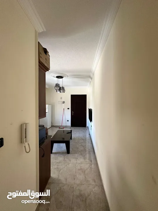 من المالك ستوديو  مفروش للايجار/مقابل البوابه الرئيسيه للجامعه الاردنيه وخلف محطه جوبترول مباشره.