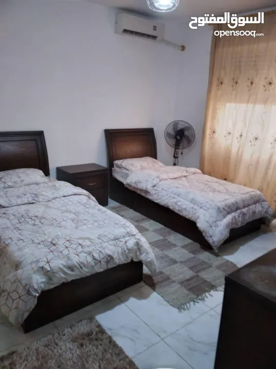 شقه مفروشه ديلوكس كاملة الخدمات للايجار الشهري او السنوي في عمارة سكنيه مخدومة يوجد حارس للعمارة