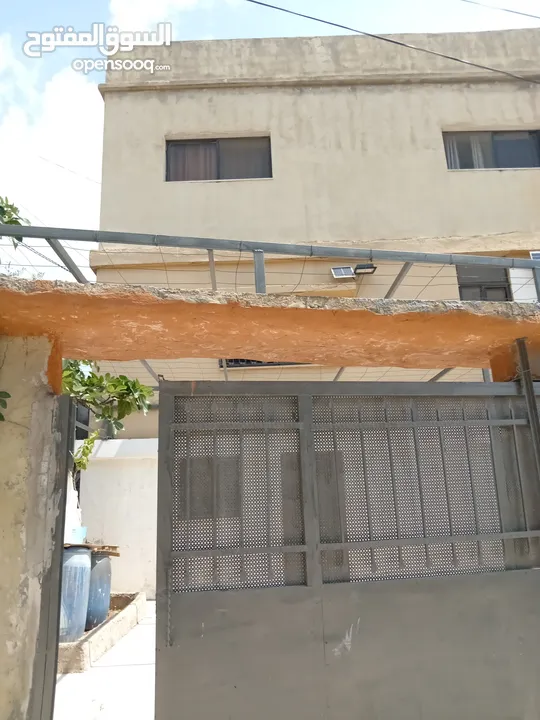 منزل كامل للبيع في جرش منطقة الجبارات مطل على شارعين قريب من مطعم وسوبر ماركت الوادي الأخضر