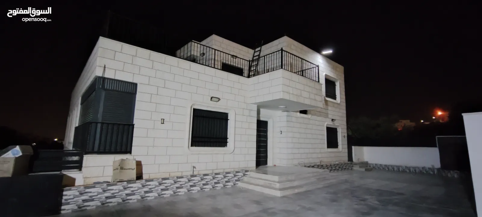 بيت جديد غير مسكون مكون من ثلاث طوابق في المزرعه الغربية بالقرب من شركة النزيه للبلاط منطقه هادئه