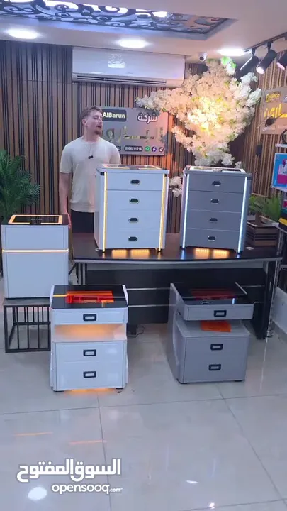 الكوميدينا الذكية مع الخزنة تصميم عصري  وظائف ذكية  أمان عالي مصنوعة من أجود أنواع الخشب سماعات عالي