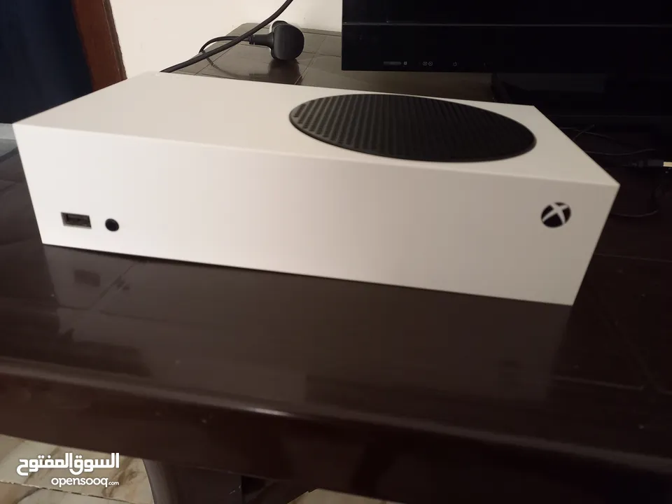 اكس بوكس سيريس اس بسعر لقطه ونضيف مع يد اصليه ما فيها أي عطل تواصل عن طريق سوق المفتوح