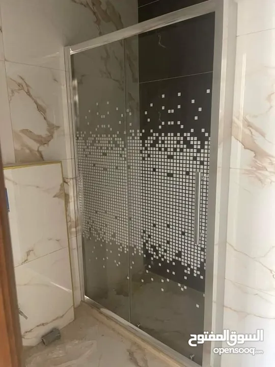 معلم زجاج ومرايا وسيكوريت ودبل وتركيب وتفصيل جميع انواع الزجاج وللمرايا وتركيب جميع زجاج الطاولات