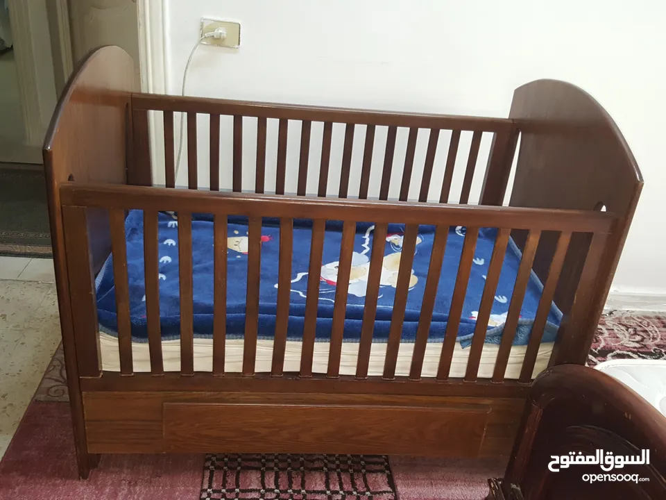 سرير اطفال تفصيل خشب زان للبيع