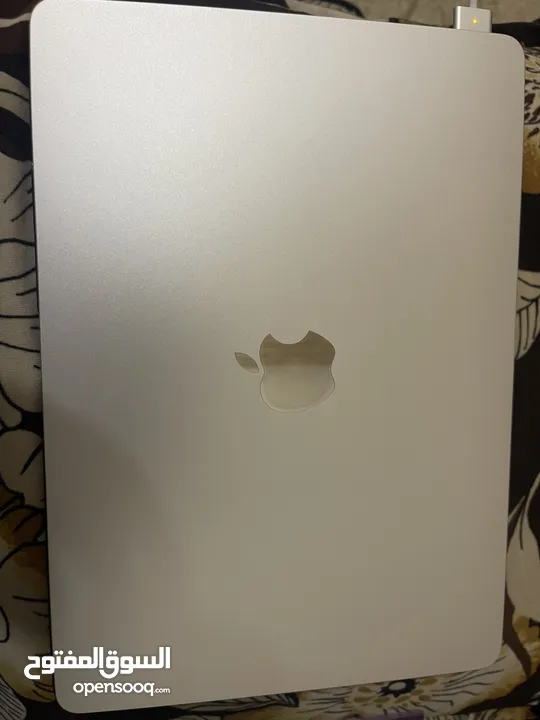 Macbook air m2 used for 2 weeks like new 100% battery health