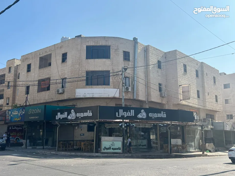 مجمع تجاري في وسط إربد عبارة عن محلات وشقق مع تسوية