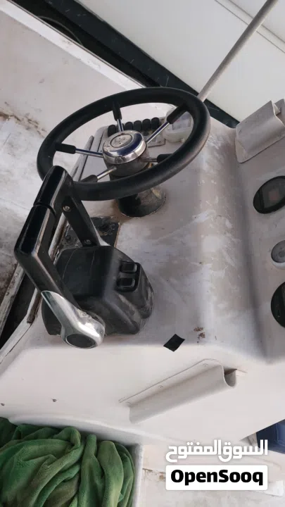 للبيع قارب 28 قدم مع مكينتين ياماها