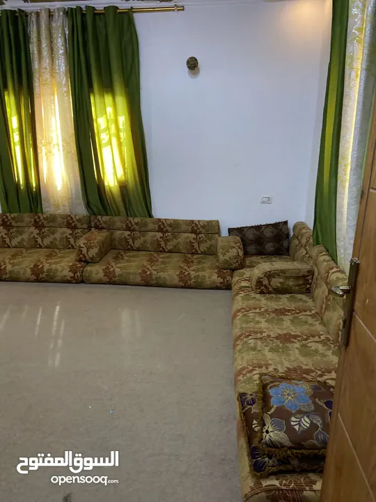 جلسه ارضيه مساحة 4.5في5.5بحاله جيدة  +كنب  بني8مقاعد  بحاله جيدة  بسعر حرق وفي مجال للسعر  للجادين