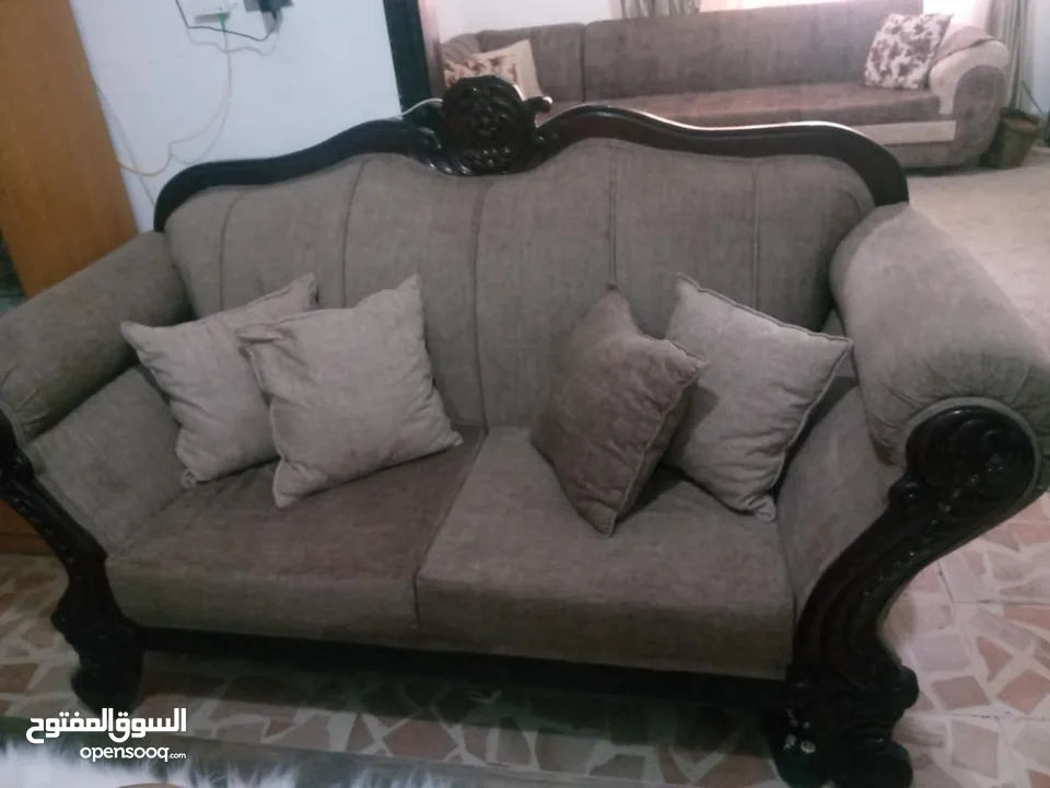 طقم كنب بحال الوكاله للبيع بسعر طري  ممتاز والخشب ميه ميه وجامد