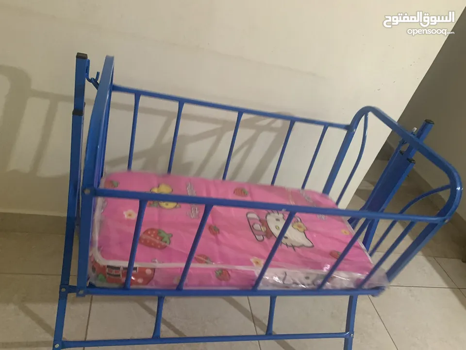 سرير اطفال مع فرشة ( استخدام بسيط جدا حوالي شهرين)