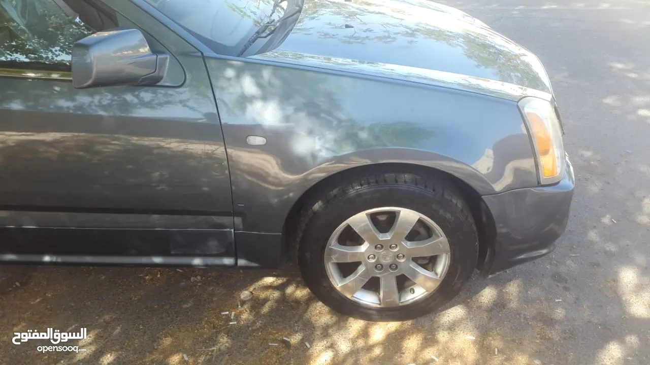 سيارة كاديلاك نوع SRX موديل 2006 بحالة جيدة جداً تتميز بداخلية نظيفة جداً