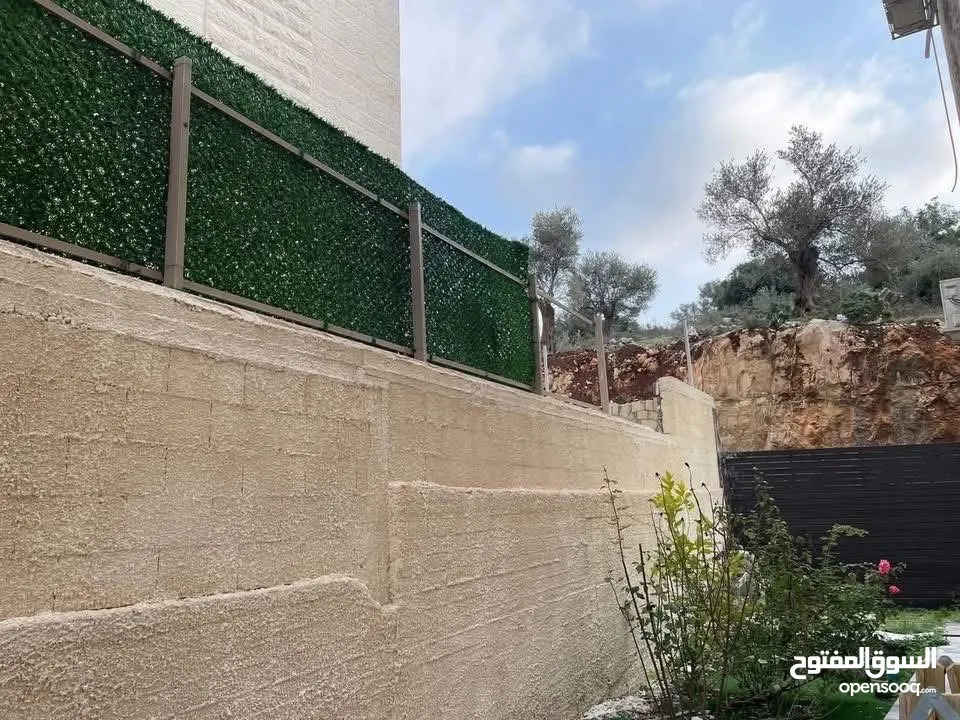 شقه للبيع في رام الله في  الطيره قرب  فلل عادل المصري طابق أرضي مع حديقه