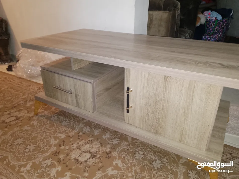 ترابيزه لمينيت بالكامل رجلين ستيل لون ذهبي الترابيزه بالكرتونه ولا خدشه الله يطرح البركه