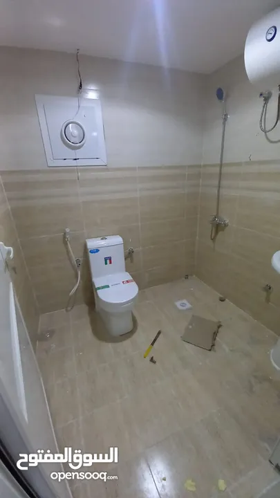 للايجار استوديو ف فيلا غرفه حمام مطبخ شامل ماء كهرباء انترنت صيانه 