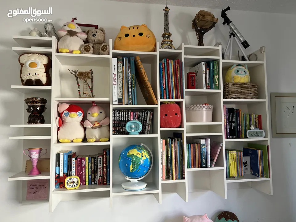 Shelf furniture for kid bedroom white wood good condition