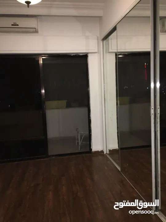 شقه مميزه للايجار في الشميساني 3 غرف نوم منهم 2 ماستر. بلكونه عدد 2. مطبخ كبير ومميز. تدفئه ومكيفات