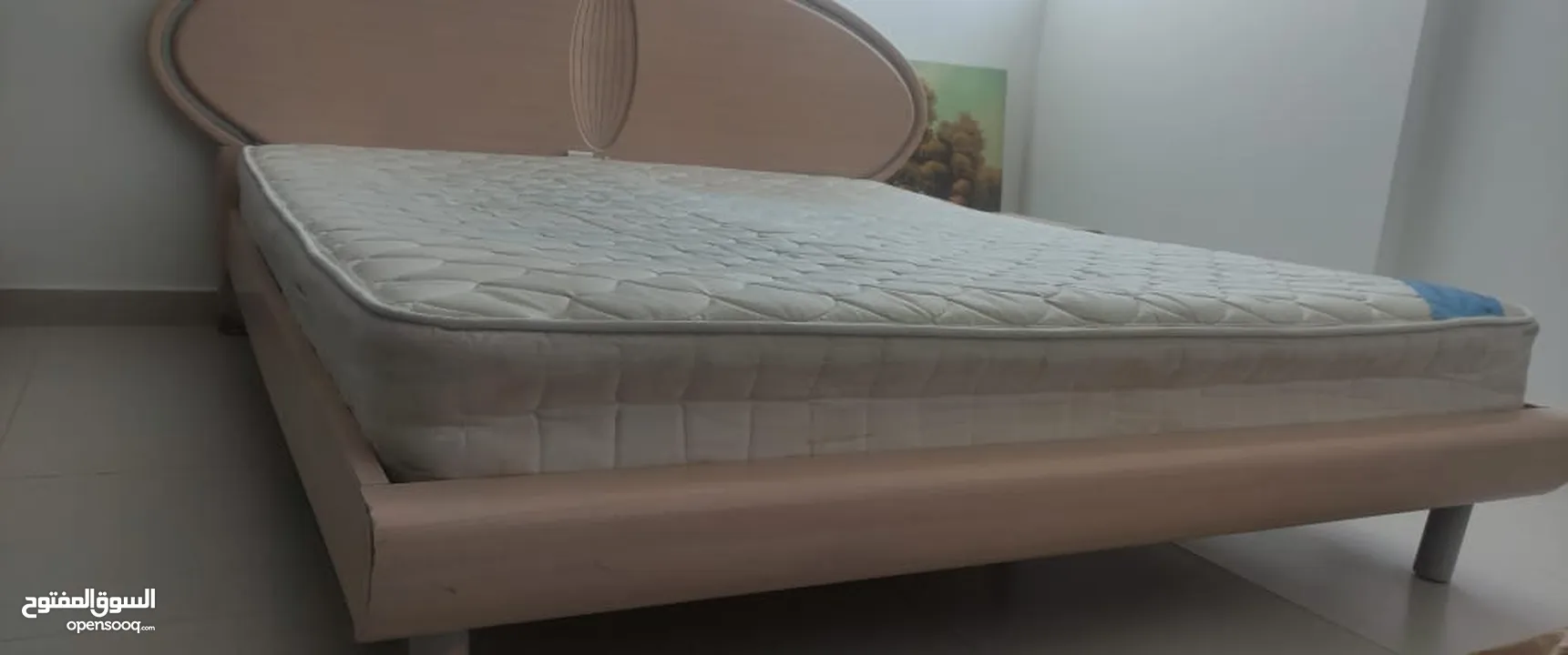 سرير مع طاولة جانبية مع تسريحة
