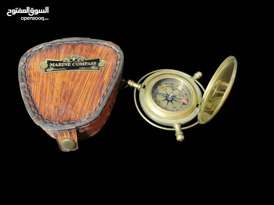 بوصله نحاس قديمه ومميزه بالعلبه الجلديه