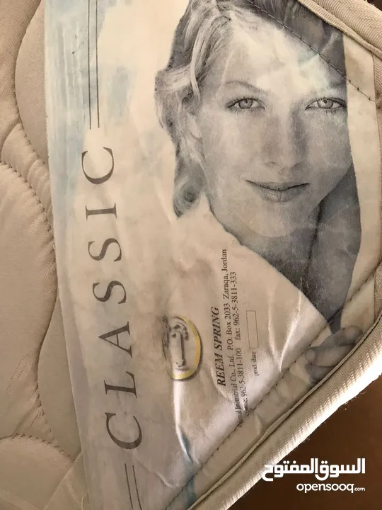 فرشة تخت مفرد و نص مستعمل بحالة جيدة التواصل على الواتس.