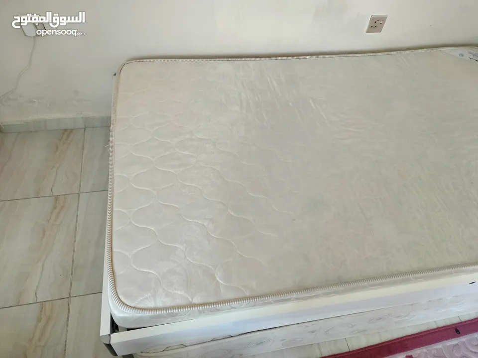 Single bed (queen size)