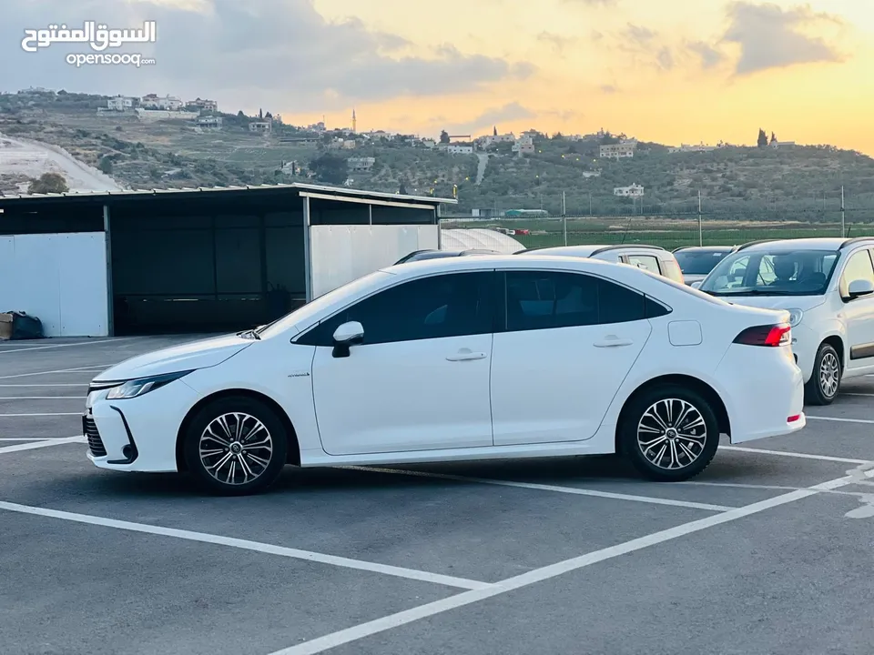 تيوتا كورولا هايبرد ترخيص 2022 فل بدون فتحة مميزة  ماتور 1800cc ( بنزين + كهرباء) 170Hp