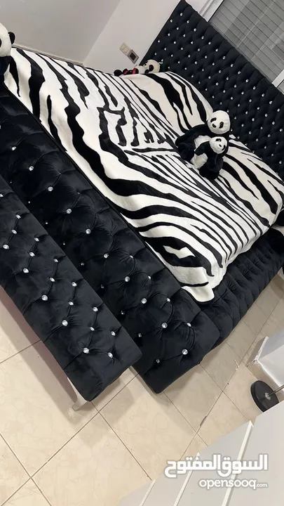 سرير اسود مخمل مع بفة طولية قياس السرير180*200 من غير فرشة