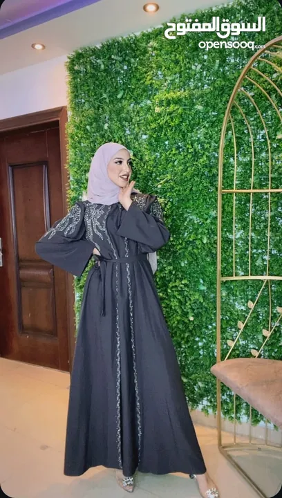 اي عباية أو فستان جينز
