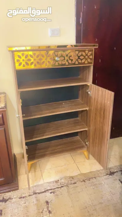 خزانة احذية حشب لامينيت وفضية خشب زان مستعملات استعمال بسيط بحالة الوكالة