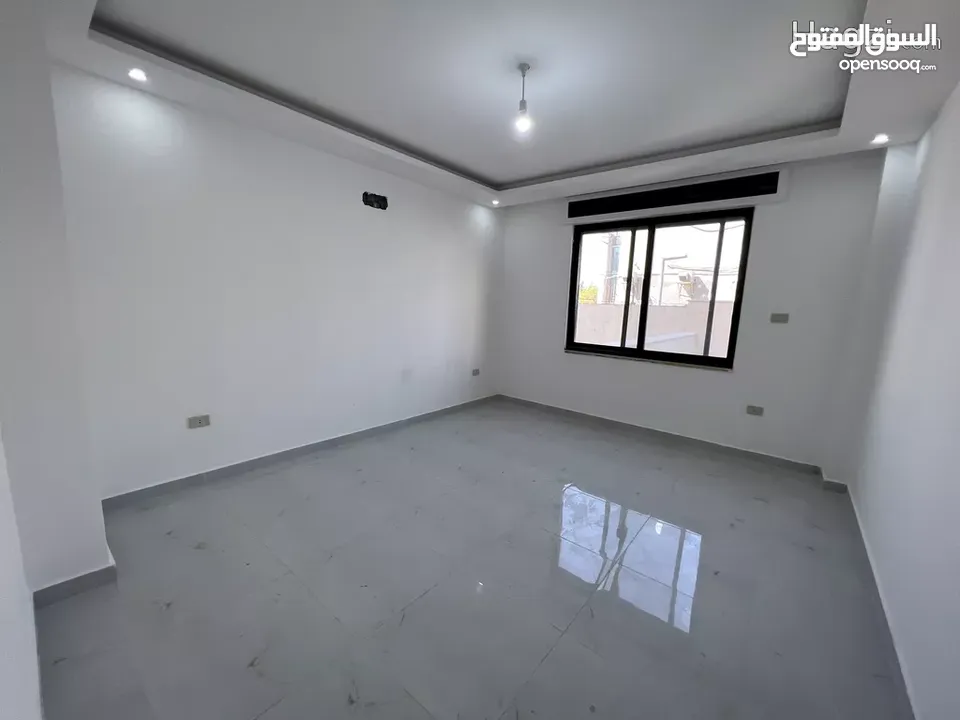 شقة ارضيه جديدة مع مدخل خاص و حديقة خلفيه ( Property ID : 31714 )