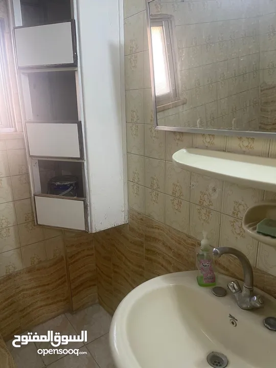 شقة للإيجار في جبل النزهه من المالك