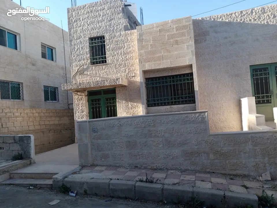 عمارة مكونة من طابقين للبيع تصلح لبناء ثلاث طوابق اضافية تم تنزيل السعر