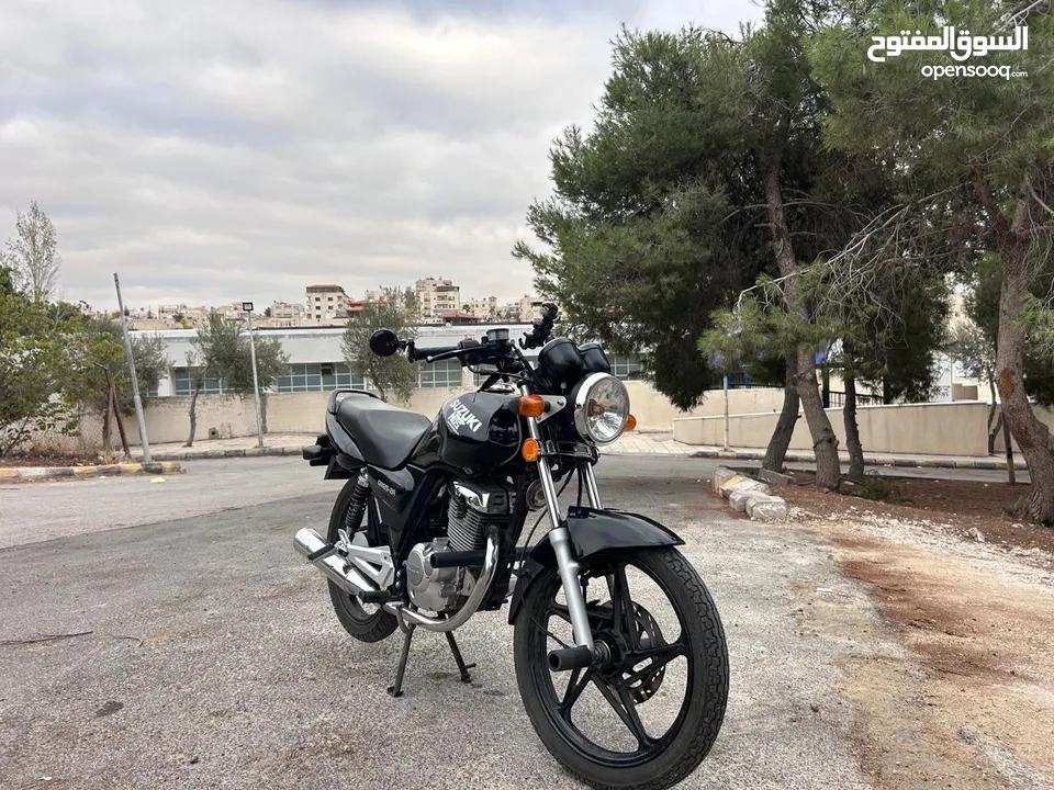 ( Suzuki en125  model 2022 ) بحالة الوكالة بسعر 1000 دينار