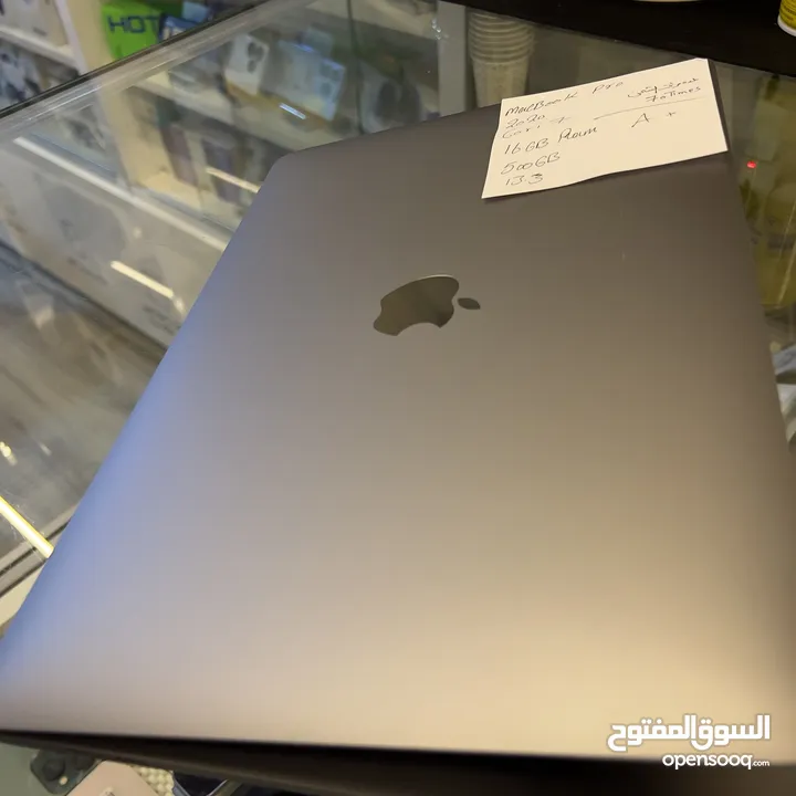 Model: MacBook Pro 2020  CPU: i7 SSD: 512GB  RAM:16GB Display: 13.3 inch  Battery: normal Times : 70