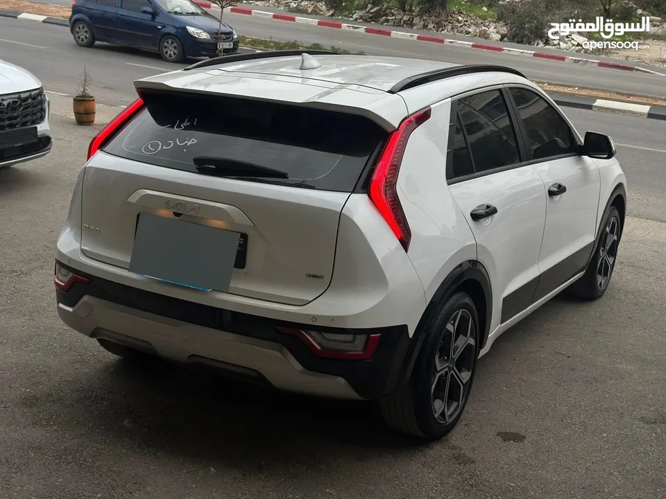 كيا نيرو لون ابيض
