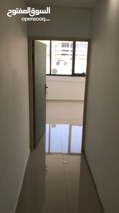 مكتبين جنب بعض