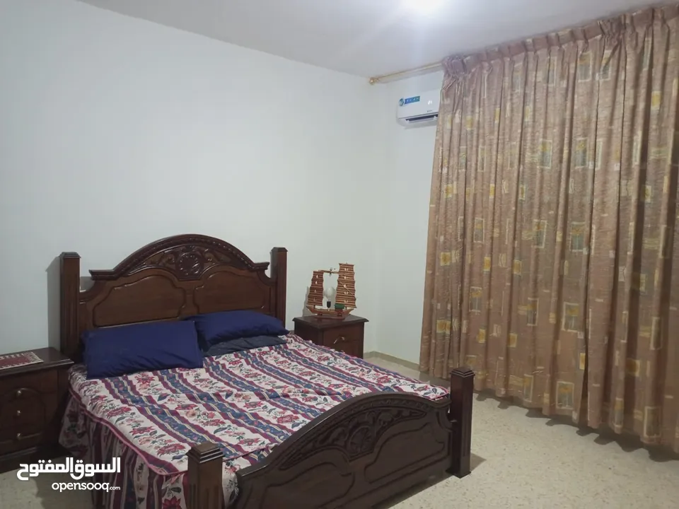 شقة مفروشة أرضية للايجار في ضاحية الرشيد 4 مكيفات بكل غرفة مكيف وبئر ماء خاص للشقة