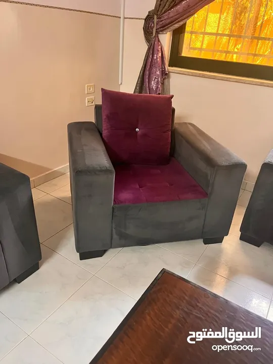 اثاث مستعمل بحالة جيدة (طقم كنب/ طاولة سفرة/ مزنون/ طاولة وسط/ براويز/ برداي)