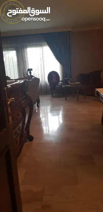 شقة أرضية طابقية فاخرة للبيع في أم أذينة 350م مع حديقة وترسات 450م تشطيب سوبر ديلوكس