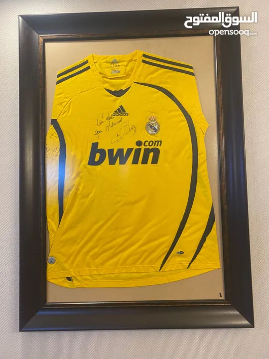 بلوزه مدريد   موسم 2008-2009 موقعه من كاسياس ولاعبين مدريد لون اصفر من اديداس