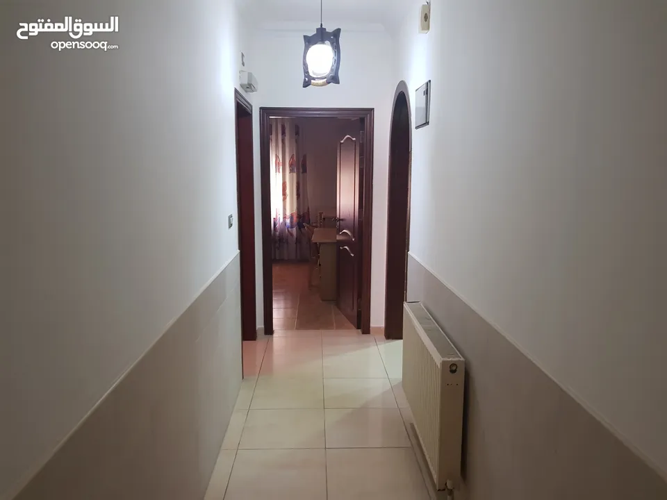 شقة طابق ثاني (طابقية) مساحة 220 م - الهاشمي الشمالي بالقرب من مستشفى الأمير حمزة من المالك مباشرة