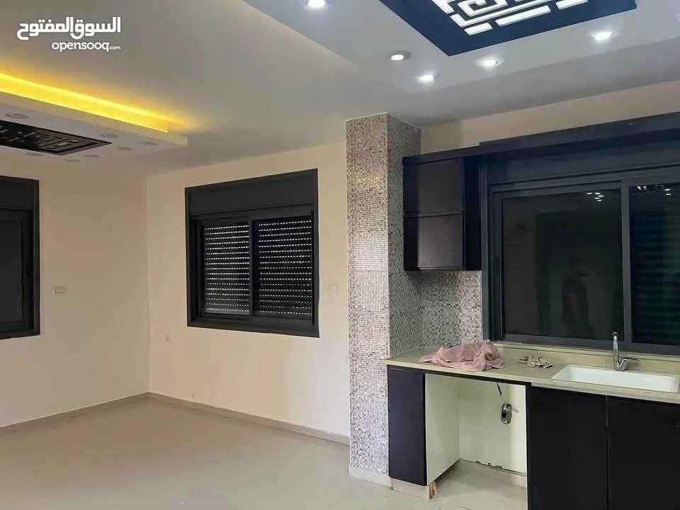 شقه مميزه للبيع في البيره قرب مستشفى المستقبل