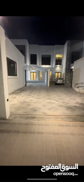 فيلا مقسمة (2) تاون هاوس مؤجرات مع ملحقين مؤجرين