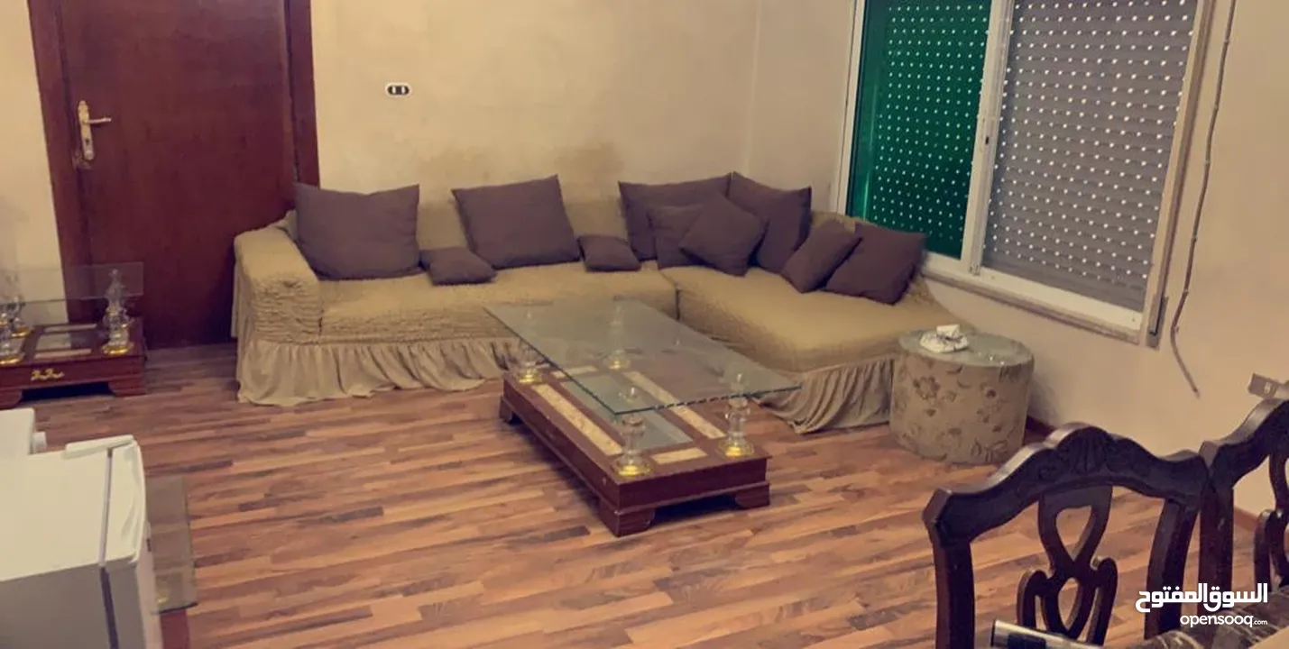 شقة ارضية مع ترس كبير مفروشة بجبل الحسين للإيجار