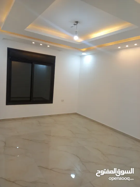 شقة فاخرة مع روف فاخر للبيع بسعر مغري