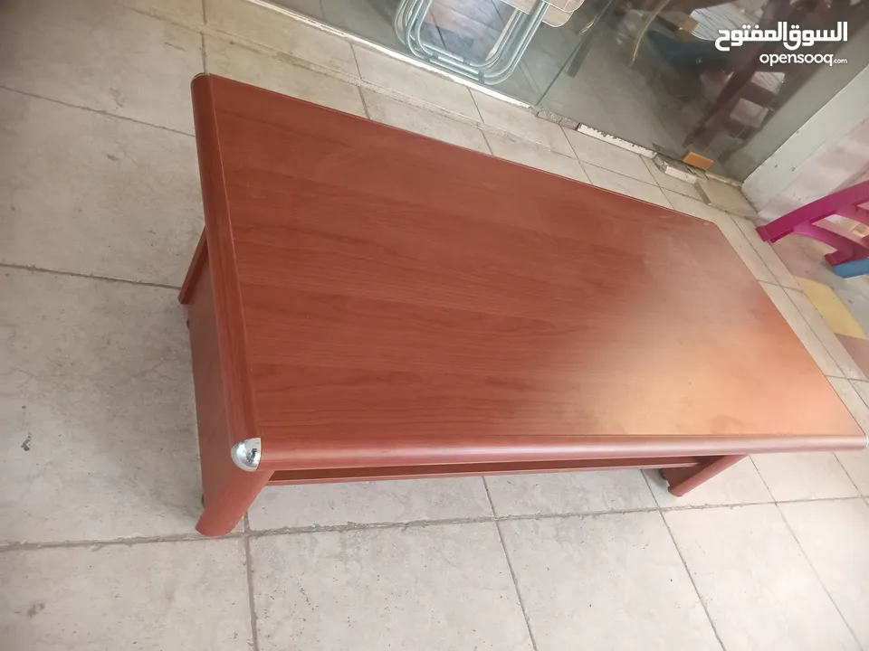 طاولة وسط بحالة ممتازة جدا 60×120